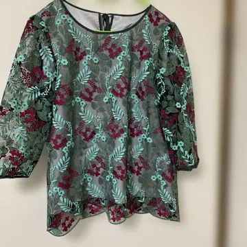 ROSE TIARA 7부 소매 자수 티셔츠 L 사이즈 배송비 포함!