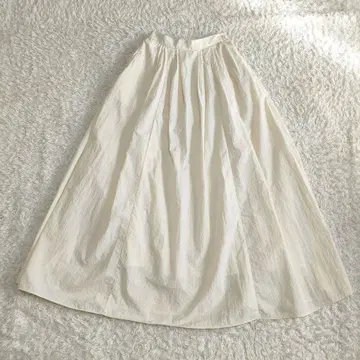 AKTE 볼륨 라이트 스커트 플레어 롱 스커트 화이트