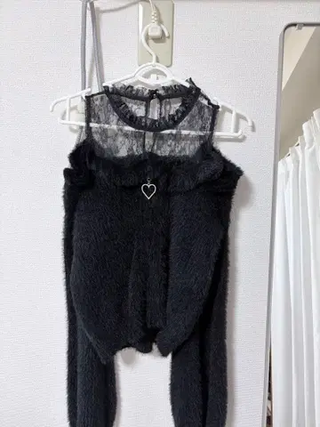 MARS 어깨 트임 샤기 니트탑 블랙