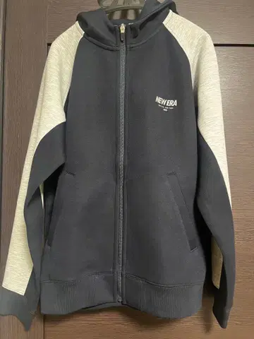 NEW ERA 테크 후드 맨투맨