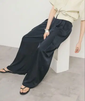 [택 포함 새상품] KBF 새틴 카고 팬츠