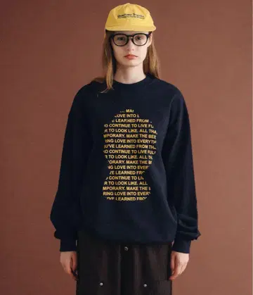 네이비 텍스트 프린트 오버 사이즈 맨투맨