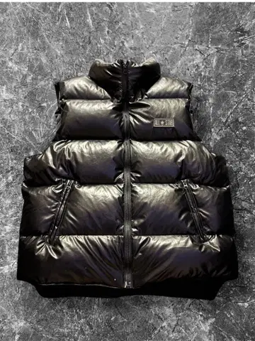 블랙 다운 베스트 광택 소재