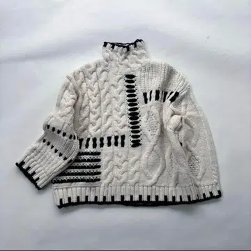 [ ZARA 자라 ] 부드럽고 따뜻한 디자인 스티치 니트