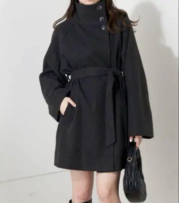 chico 블랙 벨트 포함 스탠드넥 미들 기장 코트