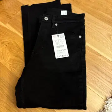 [ 미착용 택 포함 ] TRF 크롭 플레어 데님 팬츠 블랙