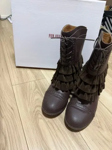 PINK HOUSE 프릴 달린 브라운 부츠