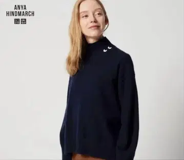 유니클로 x 아냐 힌드마치 캐시미어 하이넥 스웨터 M