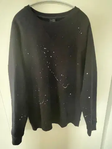 NEW ERA 블랙 페인트 스플래터 맨투맨