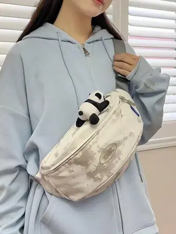 화이트 바디백 봉제 인형 포함