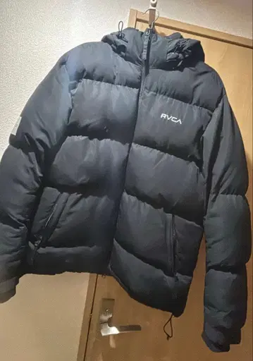 RVCA 블랙 다운 자켓 후드 부착