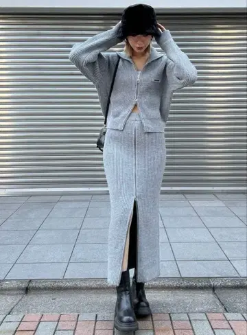 EMODA 루즈 하이넥 리브 니트 & 지퍼 맥시 리브 스커트