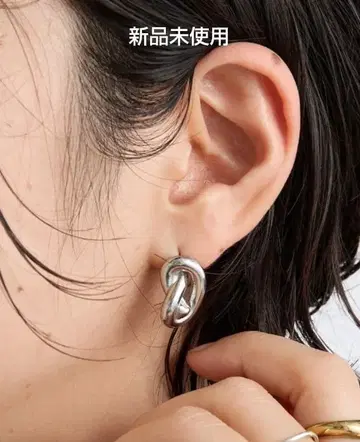 매듭 모티브 귀걸이 새상품 실버! 이번 시즌