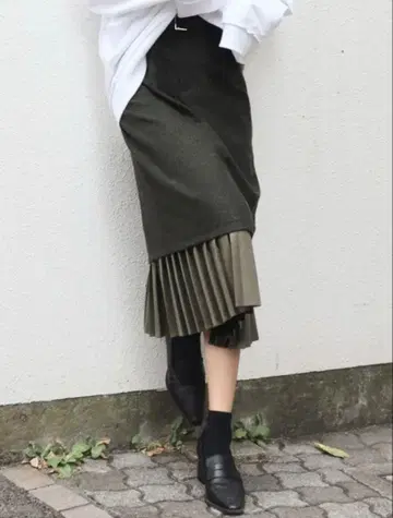 EMODA 플리츠 도킹 미디 스커트