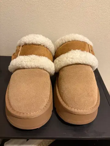 다이애나 베이지 스웨이드 무스탕 슬립온