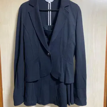 블랙 자켓과 스커트 세트