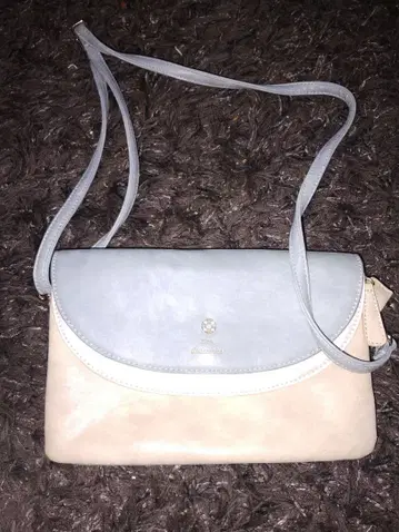 그레이와 베이지 가죽 숄더백