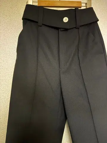 센터 프레스 테이퍼드 팬츠 블랙