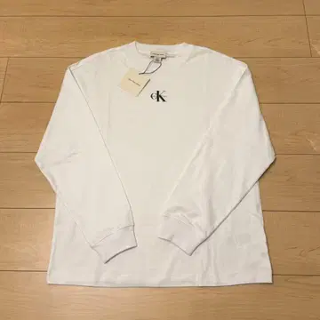 Calvin Klein 화이트 긴팔 T셔츠