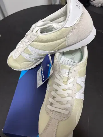 MIZUNO 러닝화 크림색 새상품입니다.