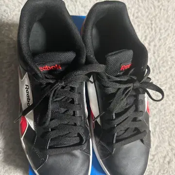 Reebok 블랙/레드 스니커즈