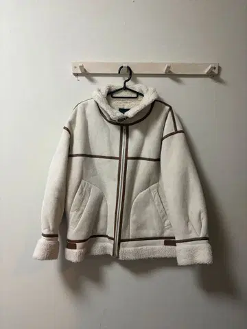 화이트 플리스 무스탕 코트