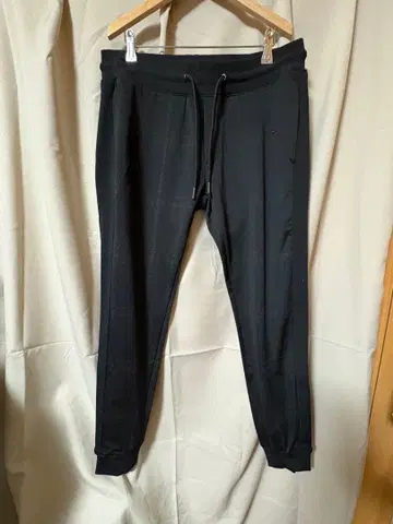 우노피유 블랙 스웨트 팬츠