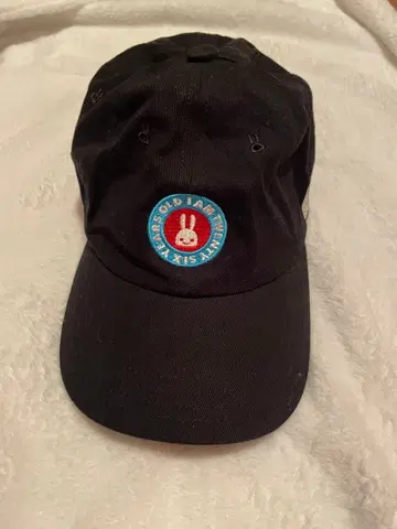 CUNE 토끼 자수 블랙 캡 모자