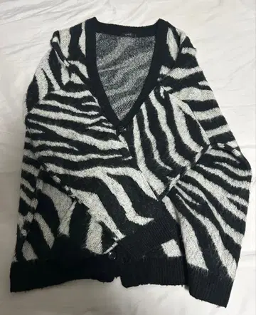 제브라 패턴 가디건