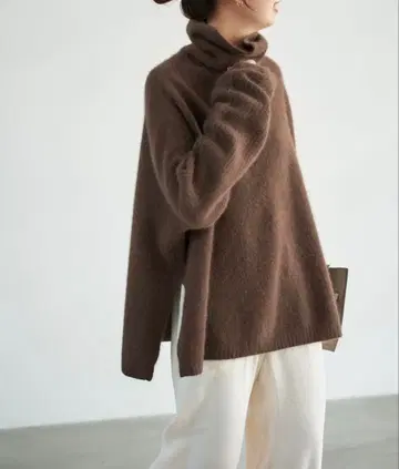 이번 시즌 판매 중 브라운 터틀넥 스웨터