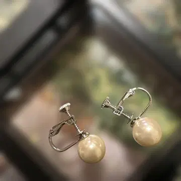 크림색 펄 클립형 귀걸이