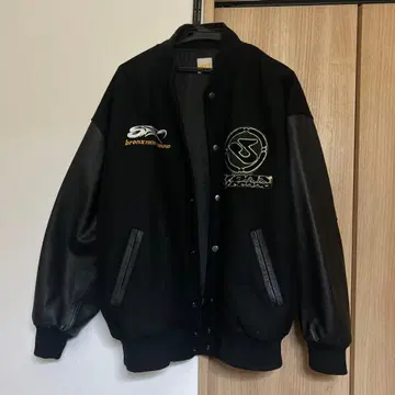 KDOKY'N 블랙 바시티 자켓