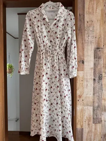 AVAN LILY 플라워 프린트 원피스