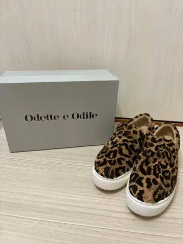 Odette e Odile 레오파드 무늬 슬립온 미사용