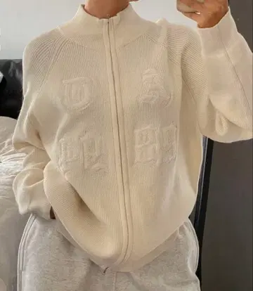 크림색 지퍼 니트