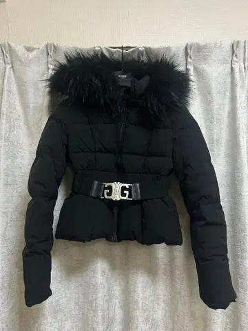 GYDA 블랙 다운 자켓 숏 기장 퍼 포함