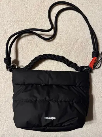 topologie 베사스 블랙 숄더백 스트랩 포함