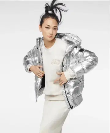 갭 실버 메탈릭 다운 오버 사이즈