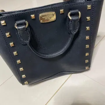 MICHAEL KORS 블랙 스터드 숄더백