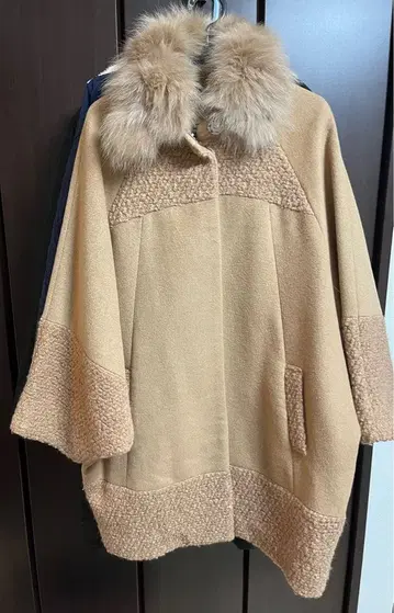 베이지 울 혼방 케이프 코트 퍼 포함