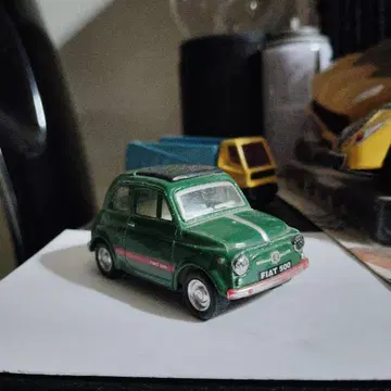 FIAT 500 미니카 그린 컬러 레트로 디자인