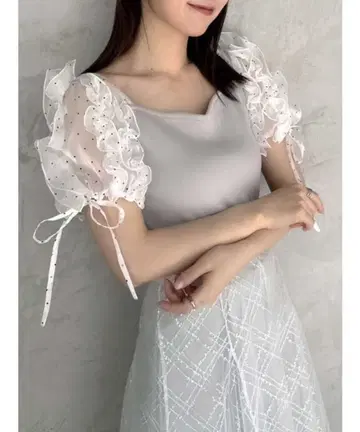 dazzlin 더블린 숄더 볼륨 프릴 컷 풀오버