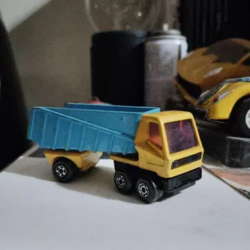 덤프트럭 미니카 옐로우 컬러와 파랑