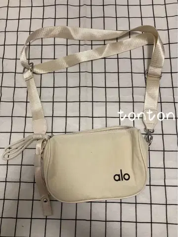 alo 숄더백 크림색