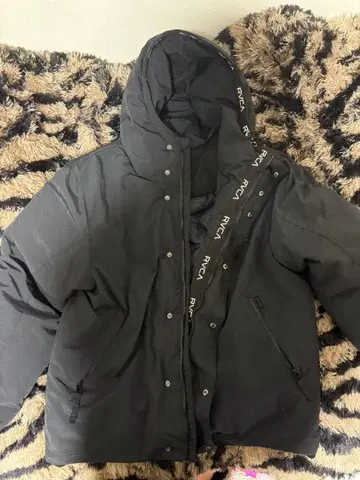 RVCA 후드 부착 블랙 다운 자켓 M