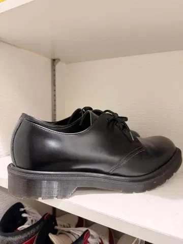 [Dr.Martens] 블랙 가죽 통굽 레이스업 슈즈