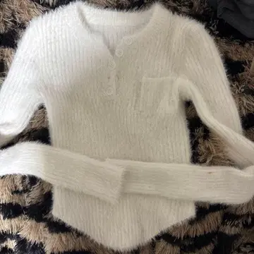 화이트 버튼 니트 스웨터