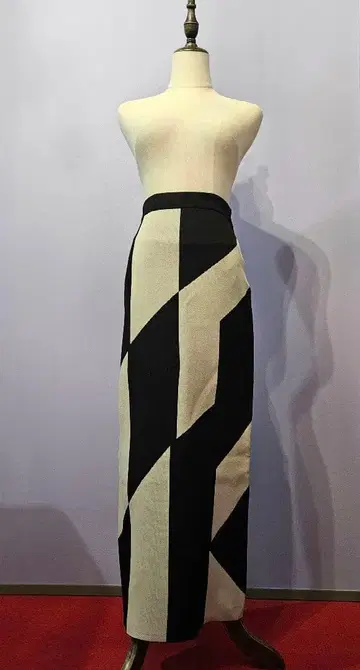 [ 미사용 새상품 ] 기하학 패턴 타이트 니트 스커트