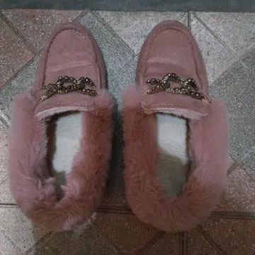 퍼 달린 핑크 모카신