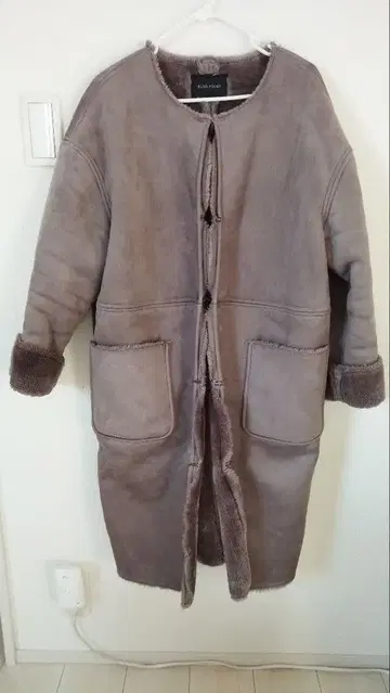 그레이의 무스탕 코트